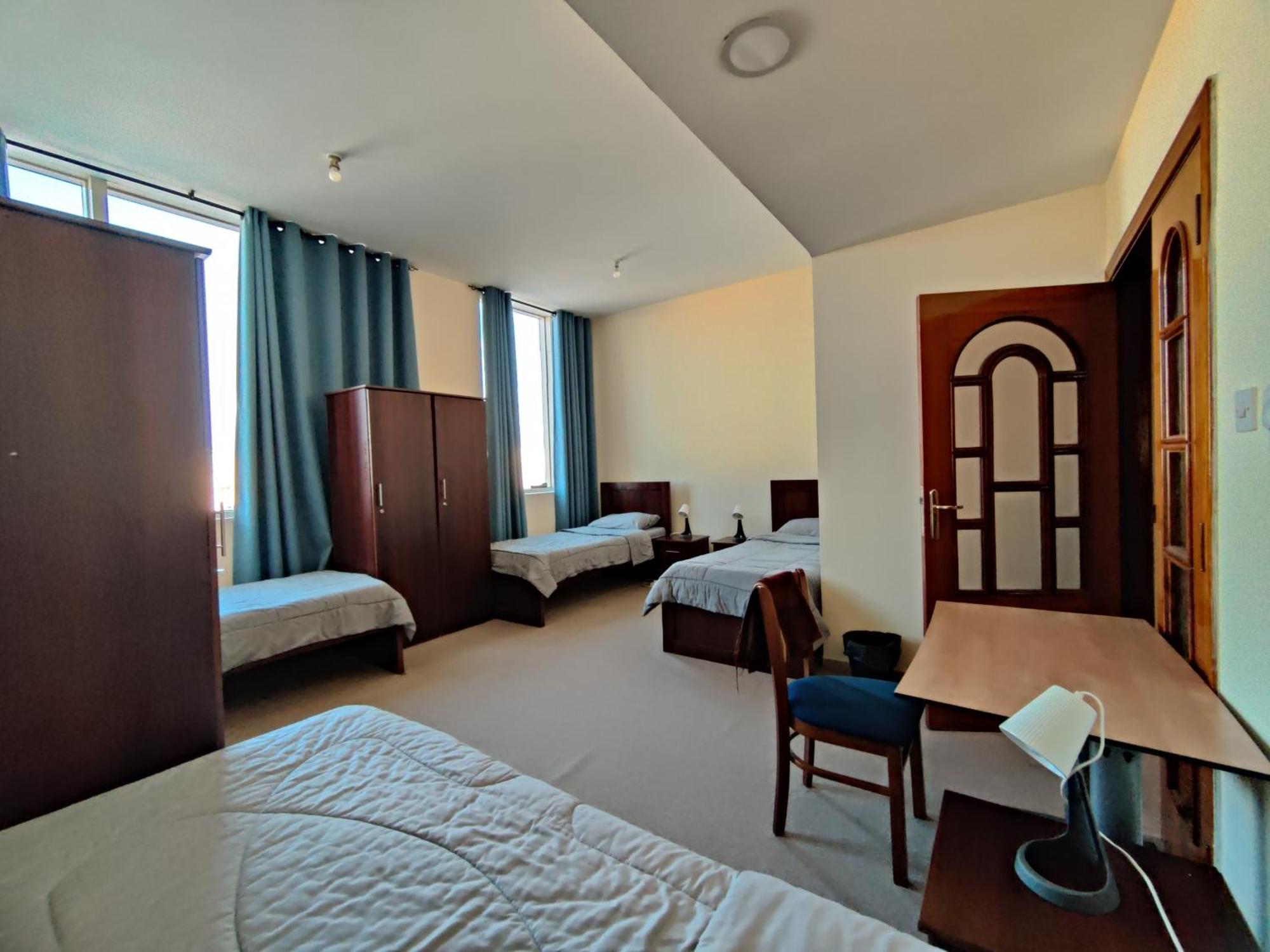 Oasis Hostel Abu Dhabi Bagian luar foto